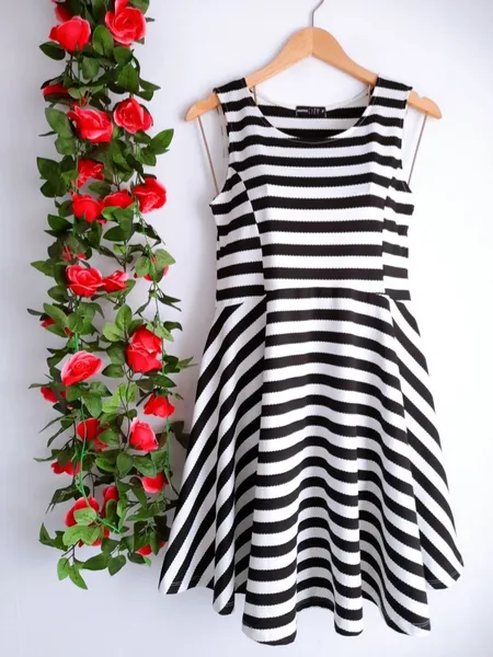 vestido listrado evasê preto e branco