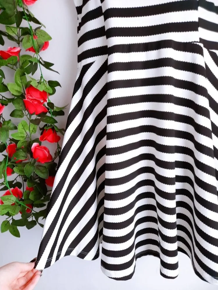 vestido listrado evasê preto e branco