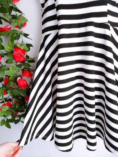vestido listrado evasê preto e branco