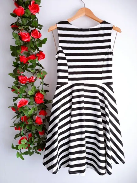 vestido listrado evasê preto e branco