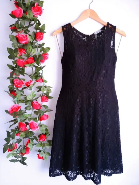 vestido preto rendada evasê