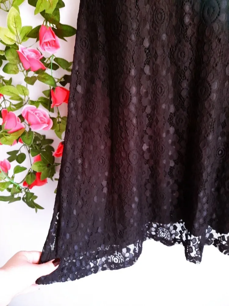vestido preto rendada evasê