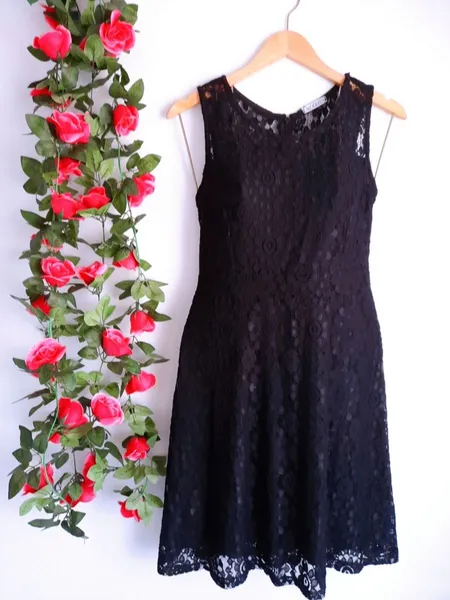 vestido preto rendada evasê