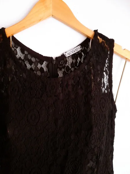 vestido preto rendada evasê