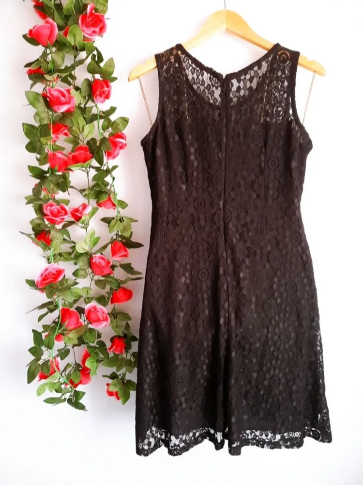 vestido preto rendada evasê