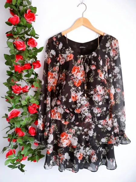 vestido floral preto amíssima