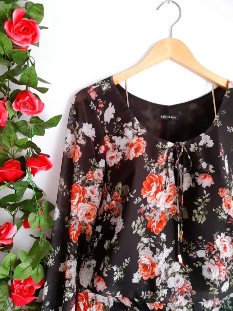 vestido floral preto amíssima