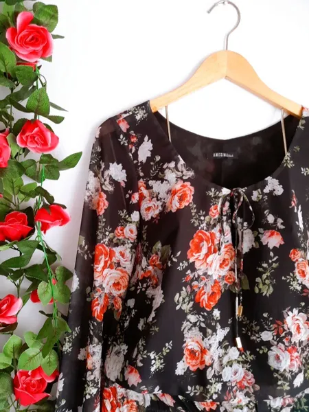vestido floral preto amíssima