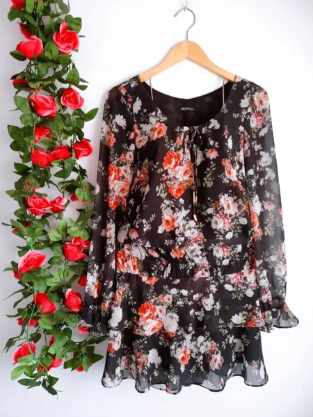 vestido floral preto amíssima