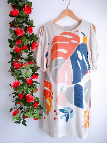 vestido estampado folhagem