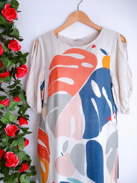 vestido estampado folhagem