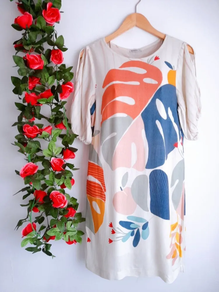 vestido estampado folhagem