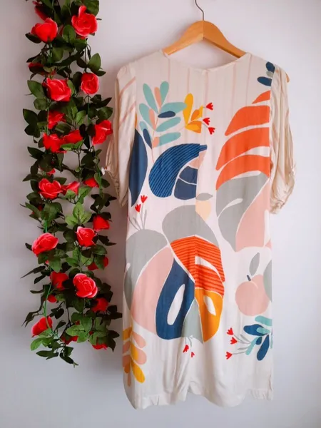 vestido estampado folhagem