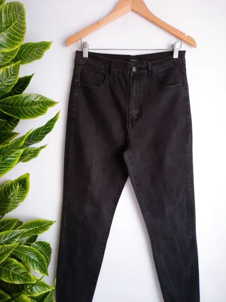 calça jeans preta acinzentada forever 21 40