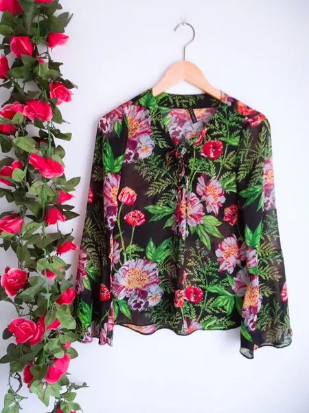 blusa floral preta manga flare
