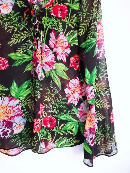blusa floral preta manga flare