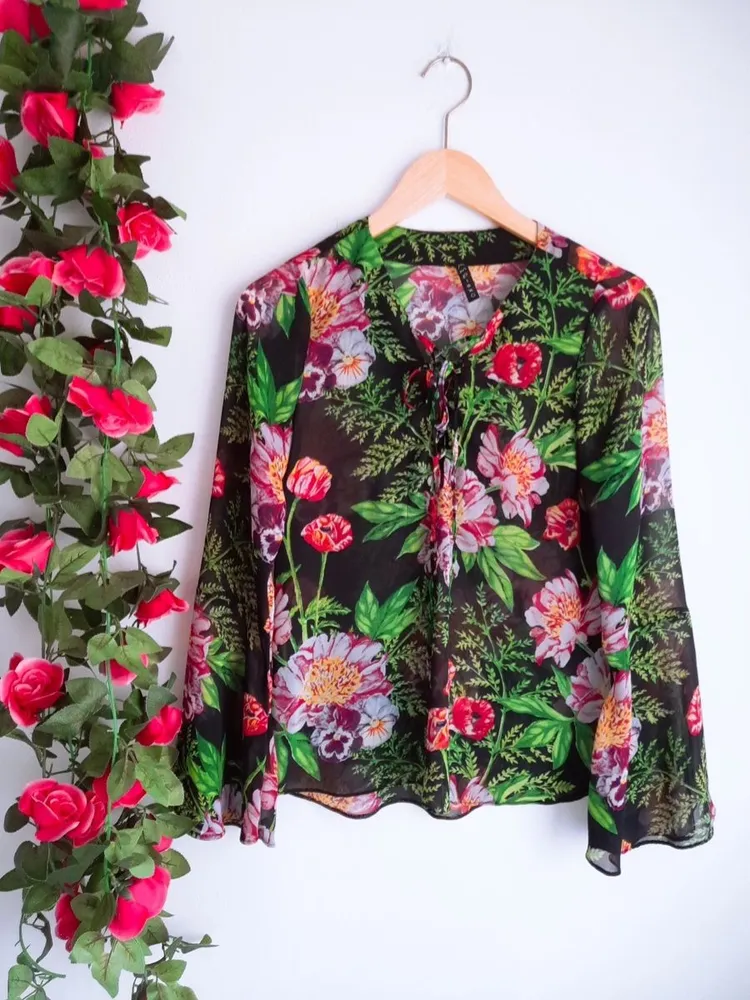 blusa floral preta manga flare