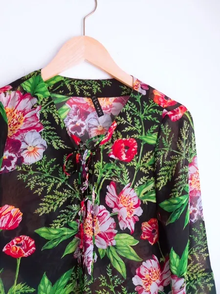 blusa floral preta manga flare