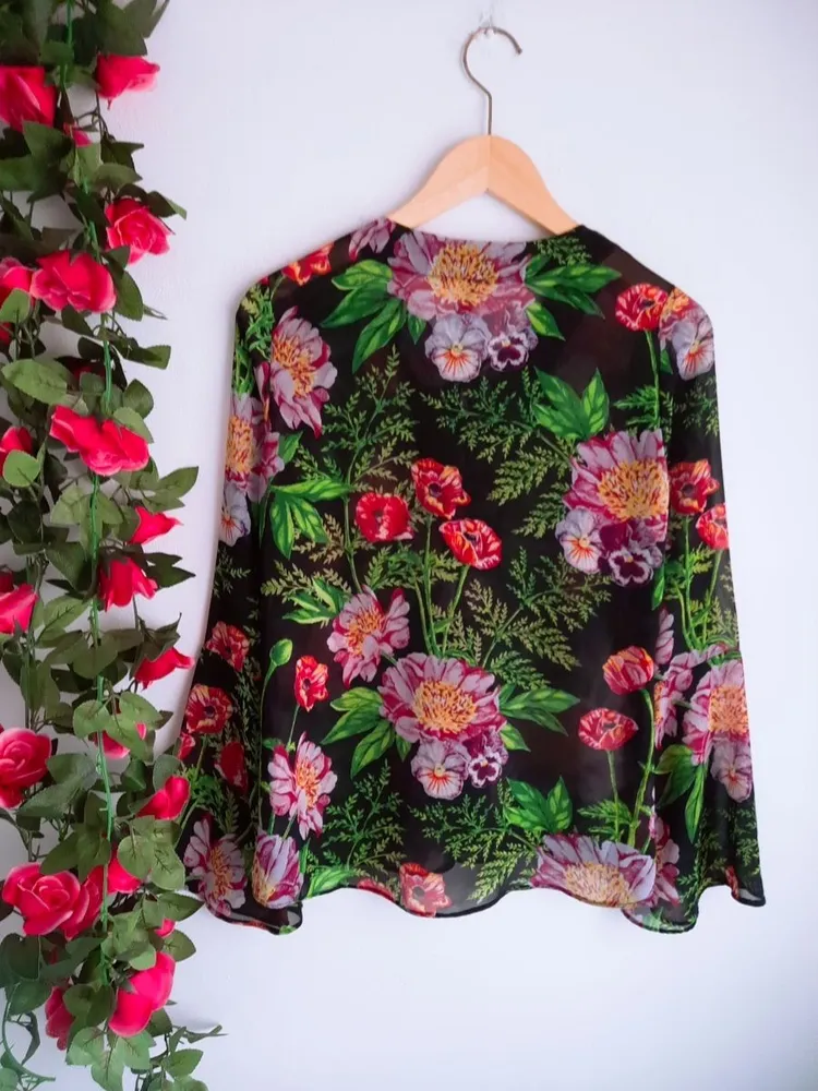 blusa floral preta manga flare