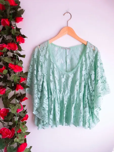 blusa rendada verde água