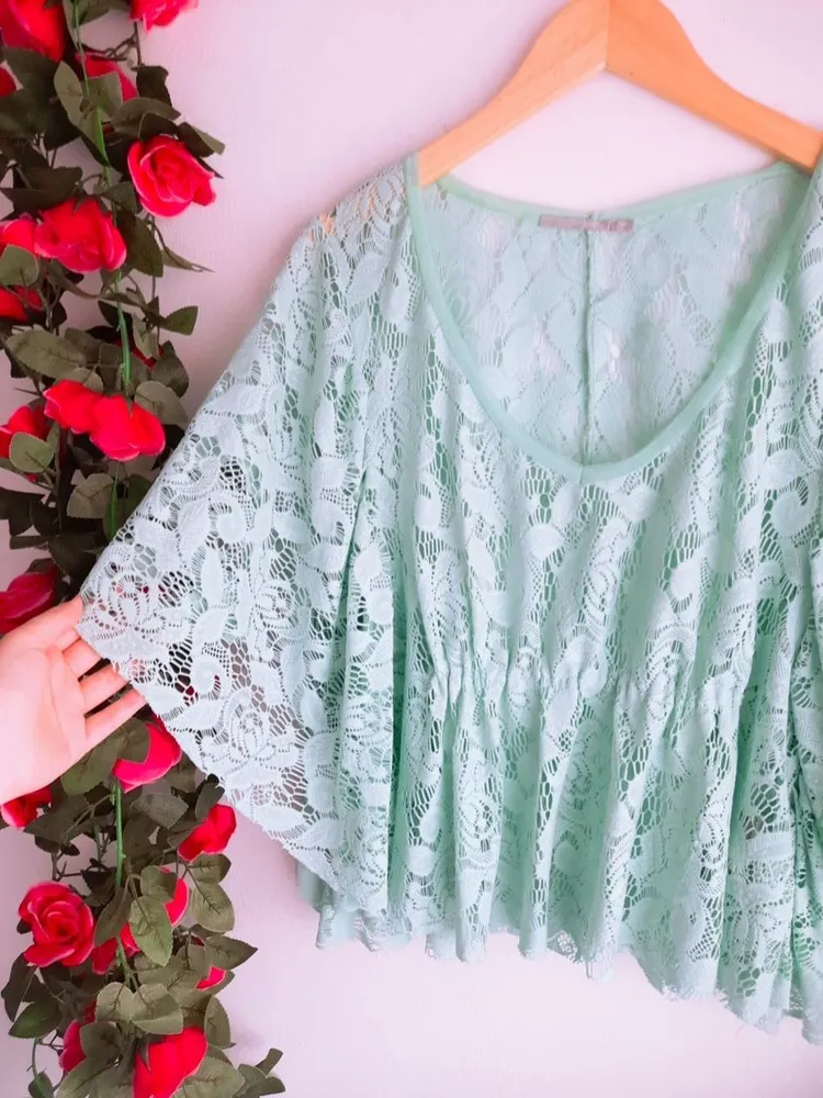 blusa rendada verde água