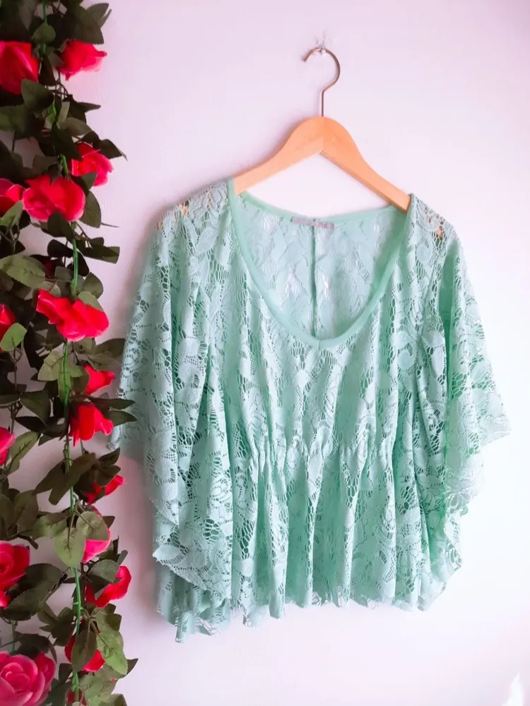blusa rendada verde água