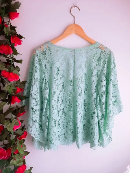 blusa rendada verde água