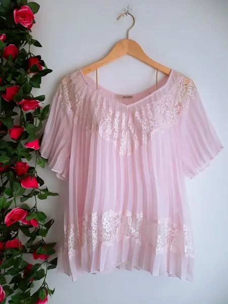 blusa rosa plissada com renda