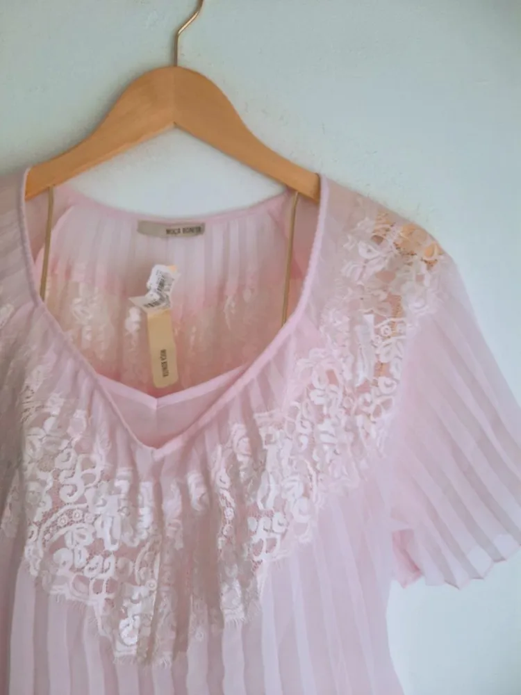 blusa rosa plissada com renda
