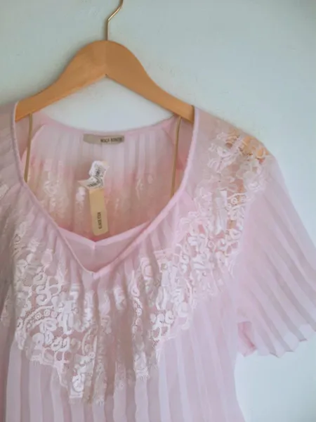 blusa rosa plissada com renda