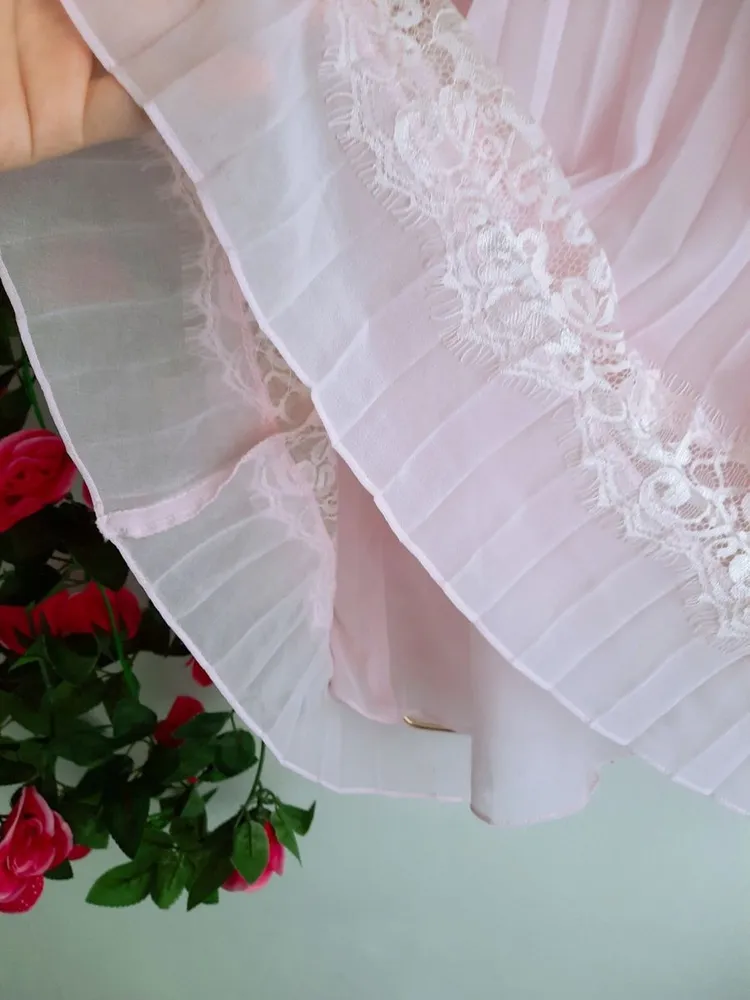 blusa rosa plissada com renda