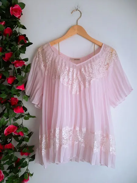 blusa rosa plissada com renda