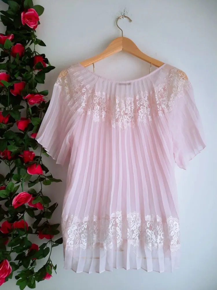 blusa rosa plissada com renda