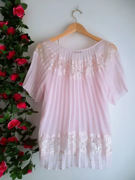 blusa rosa plissada com renda