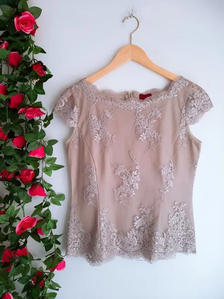 blusa bege bordada com tule