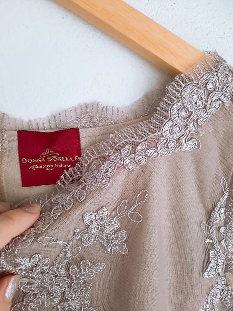 blusa bege bordada com tule