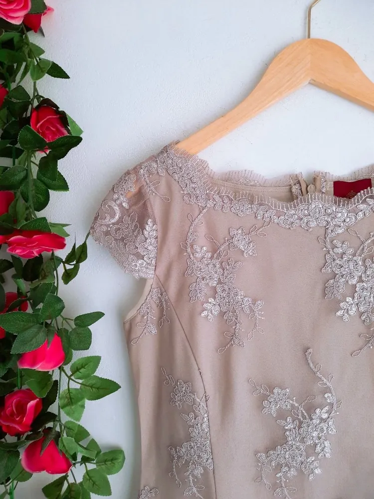 blusa bege bordada com tule