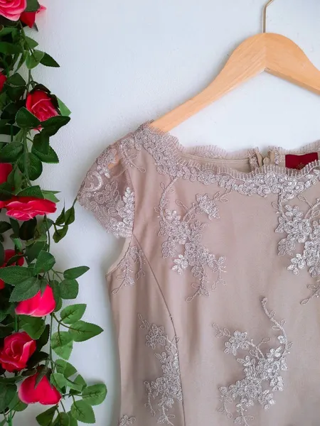 blusa bege bordada com tule