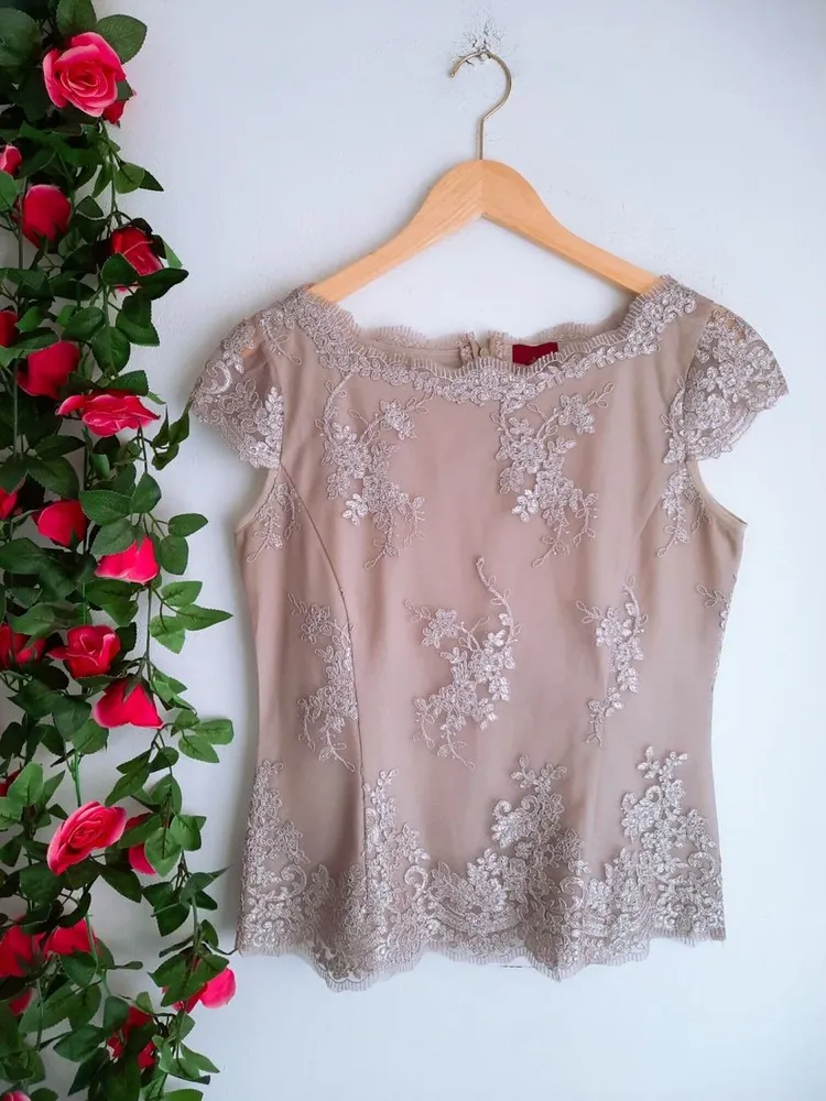 blusa bege bordada com tule