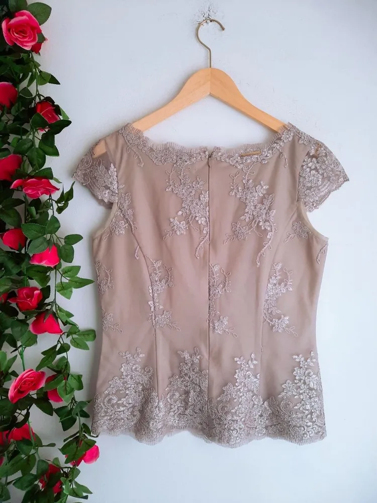 blusa bege bordada com tule