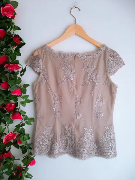 blusa bege bordada com tule