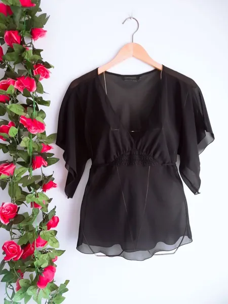 blusa preta bordada cori