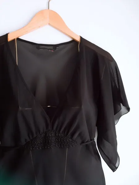 blusa preta bordada cori