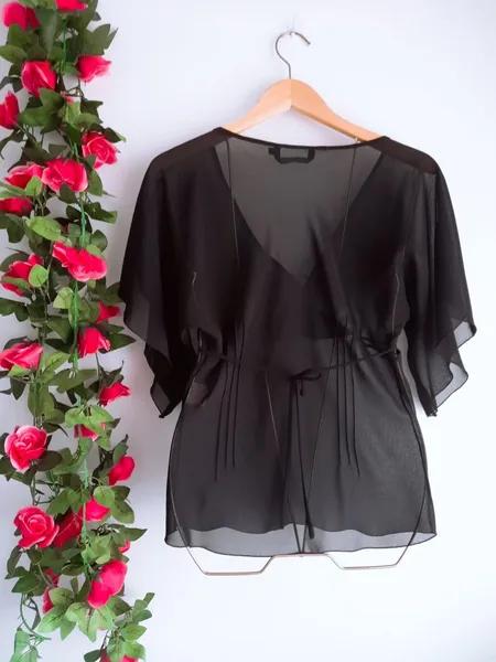 blusa preta bordada cori