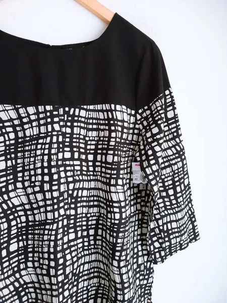 blusa preto e branco quadriculada marisa
