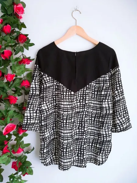 blusa preto e branco quadriculada marisa