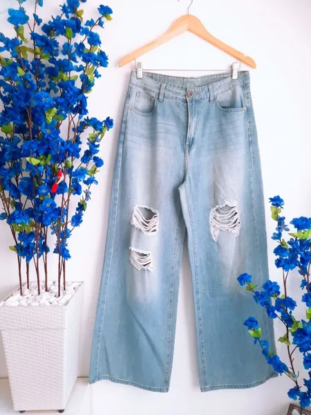 calça jeans wide leg pantalona azul clara destroyed shein