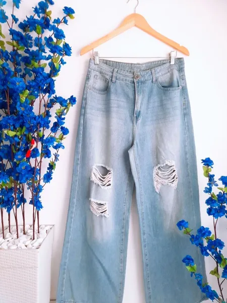 calça jeans wide leg pantalona azul clara destroyed shein