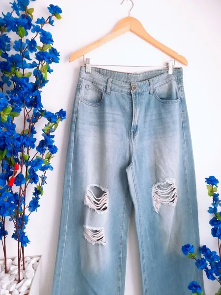 calça jeans wide leg pantalona azul clara destroyed shein