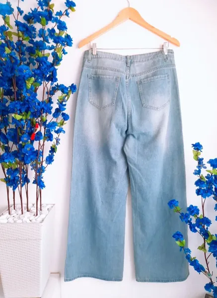 calça jeans wide leg pantalona azul clara destroyed shein